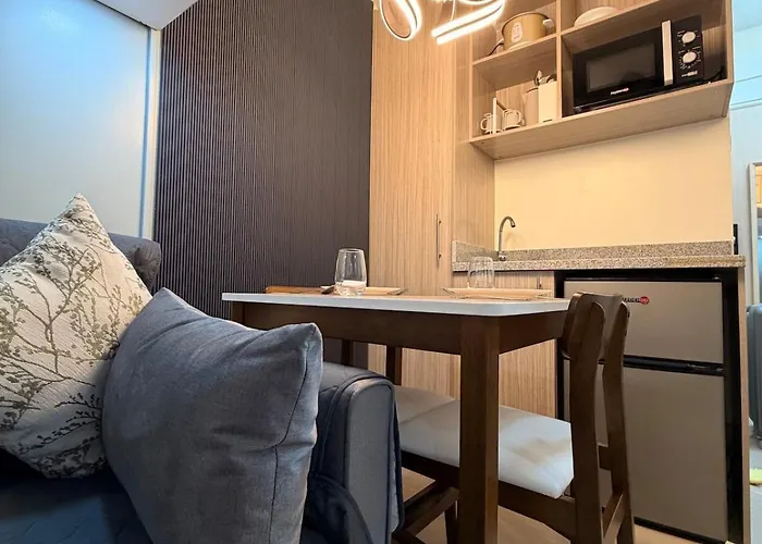 Staycation In Cubao, Along Edsa, Near Mrt, Mall Apartamento